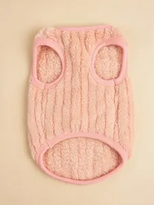 Gedetailleerde close-up van het roze fleece huisdiervest, zachte warme winterhondenkleding.