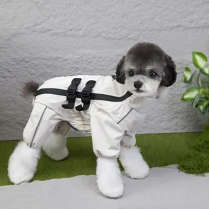 Vue détaillée d'un imperméable pour chien en beige avec sangles réglables noires et bandes.