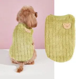 Close-up detail van het schattige dikke pluche huisdierenvest in groen met lieve berenpatch voor.