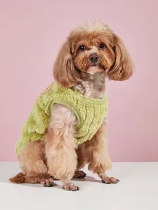 Detailweergave van het dikke fleece huisdierenvest met een schattige berenpatch voor honden.