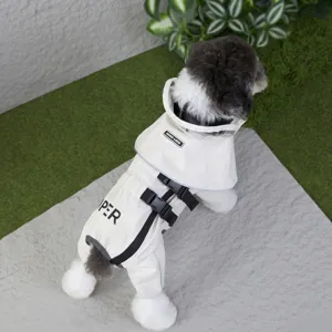 Imperméable pour chien avec bandes réfléchissantes, capuche amovible et sangles réglables.