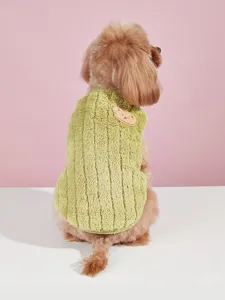 Close-up detail van het comfortabele warme fleece huisdierenvest met schattige berenpatch.