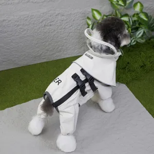 Vue détaillée imperméable pour chien gris avec capuche transparente et sangles bouclées.