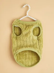Gedetailleerd overzicht van het groene dikke fleece huisdierenvest, warme winterkleding.