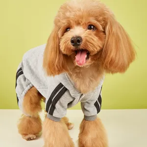 Comoda felpa con cappuccio grigia per cani con strisce nere, abbigliamento sportivo invernale.