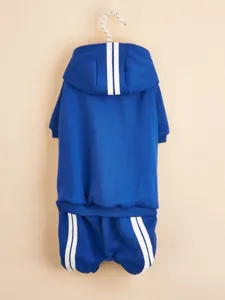 Tuta sportiva con cappuccio per cani blu con strisce bianche, dettaglio outfit in felpa.