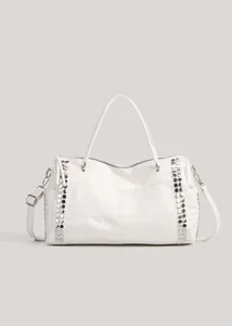 Détail de sac à main blanc clouté avec surpiqûres, élégant sac bandoulière de travail.