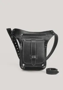 Primo piano della borsa da gamba steampunk nera, con cerniere e fibbie metalliche.