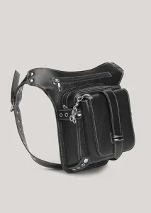 Dettaglio ravvicinato della borsa da gamba punk nera con cuciture bianche e catena metallica.