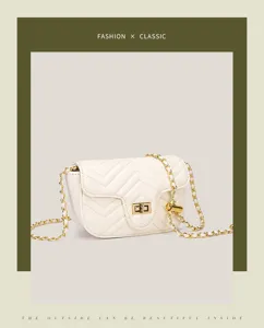 Weißes gestepptes Kettenschultertasche, elegante Umhängetasche mit goldenem Schloss und Riemen.