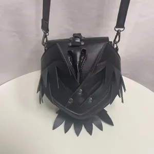 Gotische dunkle Fantasie Krähe Stil Schultertasche Detail, kreative schwarze Umhängetasche.