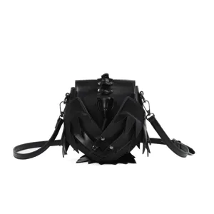 Schwarze gotische Krähenflügel Umhängetasche im Dark Fantasy Stil für Damen Alltag.