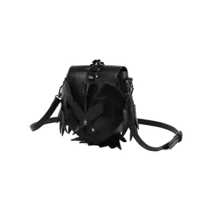 Schwarze gotische Raben-Umhängetasche mit Flügel-Details, stilvolle Dark-Fantasy-Tasche.