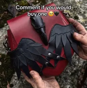 Gotische dunkle Phantasie Rabenflügel Schultertasche Detail, einzigartiges Leder Totenkopf Design.