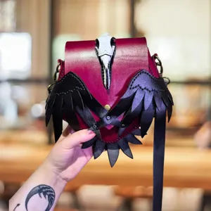 Gotische dunkle Fantasy Raben Umhängetasche mit Totenkopf und Flügel Details für Damen.