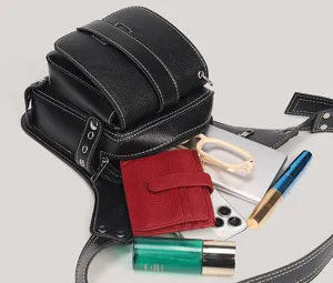 Borsa fondina per moto in pelle nera steampunk retro dettaglio con tasche multiple.