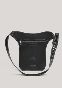 Vista dettagliata della borsa da gamba per moto in pelle nera e marsupio retro