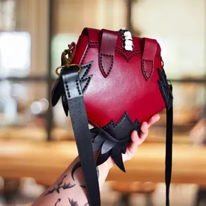 Gotische dunkle Fantasie Krähe Umhängetasche, rot schwarze Leder Schultertasche Damen.