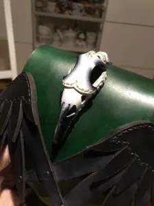 Dunkle gothische Rabenschädel Umhängetasche Detail mit einzigartigem Lederfeder Design Teil.