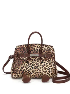 Schicke Leo Handtasche mit strukturiertem Design, oberen Griffen und verspielten Gesichtsdetails.