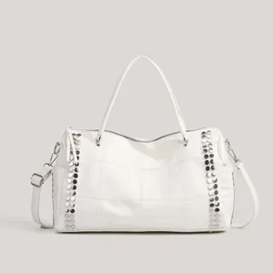 Sac cabas bandoulière blanc grande capacité avec matelassage et rivets métalliques.