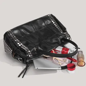 Sac a bandouliere en cuir matelassé noir avec clous, sac a main élégant grande capacite.