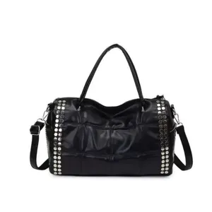 Sac à bandoulière noir matelassé avec rivets métalliques, grand cabas élégant chic.
