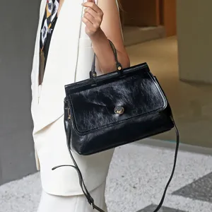 Classic retro women's leather handbag, large capacity commuter shoulder bag and stylish tote.