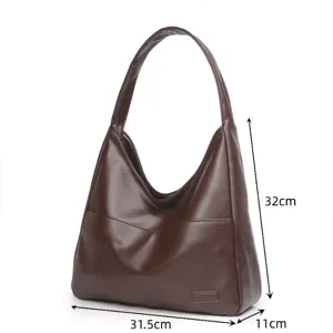 Braune weiche Leder-Tote-Bag Detailansicht mit Maßangaben und geräumigem Innenraum.