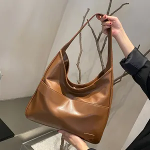 Detailaufnahme der braunen weichen Leder-Hobo-Umhängetasche mit edler Textur und großem Volumen.