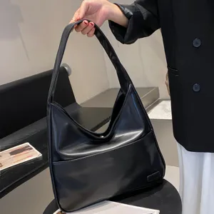 Detailansicht der schwarzen weichen Schultertasche mit großem Fassungsvermögen für Alltag.