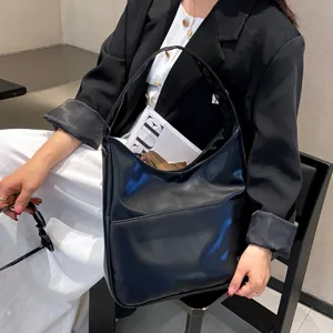 Detailansicht der schwarzen weichen Ledertasche, ideal für den Weg zur Arbeit und Freizeit.