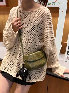Vintage grüne PU Leder Satteltasche mit Plüsch Anhänger für Damen lässige Umhängetasche.