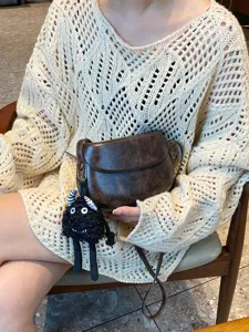 Retro PU Leder Umhängetasche, lässige Damen Schultertasche mit süßem Monsteranhänger.