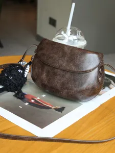 Vintage PU Leder Umhängetasche für Damen, braune Retro Satteltasche mit stilvollem Design.
