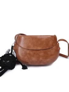 Retro PU Leder Satteltasche für Damen, stylische einfarbige Umhängetasche mit Anhänger.