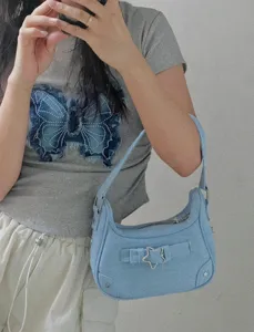 Hellblaue Denim Schulter Baguette Tasche für Damen mit stilvollem Metall Stern Schnalle.