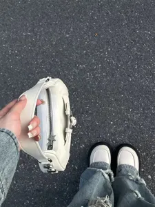 Weißes PU-Leder Baguette-Tasche für Damen, trendige Schultertasche mit Sternschnalle und geräumigem Hauptfach für den Alltag.