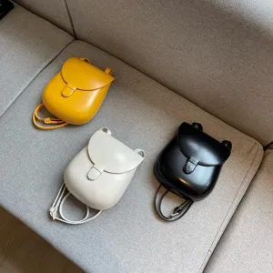 Minimalistische Vintage Mini Satteltasche, stylische Damen Umhängetasche für den Alltag.