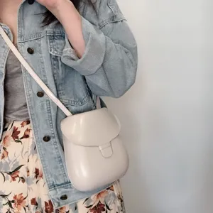 Minimalistische graue Umhängetasche Detailansicht, elegante modische Muscheltasche für Damen.