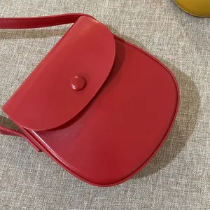 Rote Satteltasche Detailansicht, einfache stilvolle Umhängetasche für Damen Alltag.