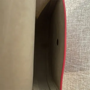 Innenansicht der minimalistischen Ledertasche zeigt saubere Fächer und präzise Nähte.