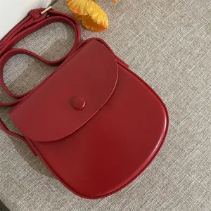 Rote trendige Umhängetasche für Damen, schicke PU-Leder Satteltasche mit Klappverschluss.