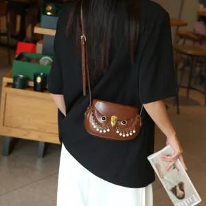 Braune Leder Eule Umhängetasche Satteltasche mit Perlenquasten und vintage Design im Detail