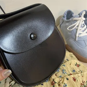 Schwarze Leder Umhaengetasche mit Klappe, vielseitige Freizeittasche fuer Damen.