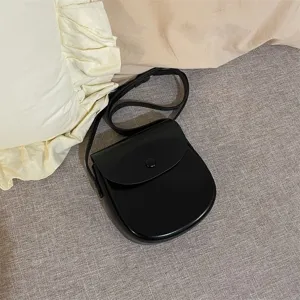 Detailansicht der schwarzen minimalistischen Umhängetasche mit eleganter PU-Lederstruktur.