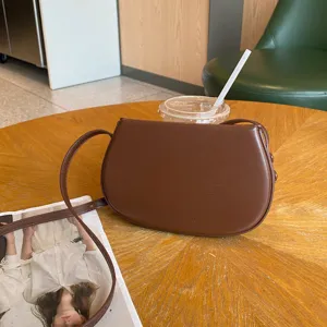 Braune Retro Satteltasche, stylische PU Leder Umhaengetasche fuer Damen Alltag Freizeit.