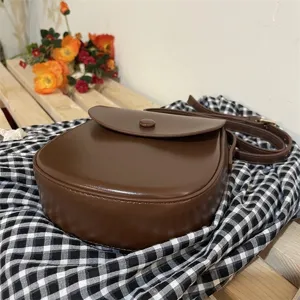 Braune PU-Leder Umhängetasche, stilvolles Retro-Satteldesign mit feinem Schultergurt.