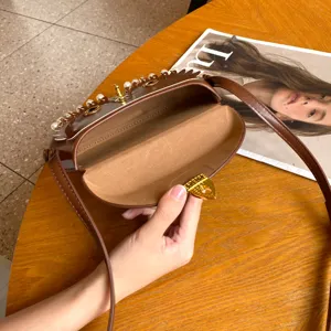 Braune Eulen-Satteltasche Leder Innendetail mit Perlendekor und schickem Metallverschluss.