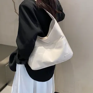 Detailansicht der minimalistischen weichen Ledertasche fuer den Alltag mit grossem Volumen.